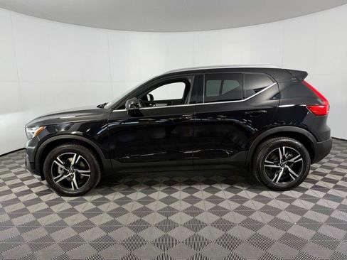 Used 2025 Volvo XC40 B5 Core image 10