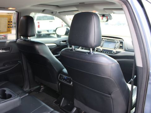 Used 2018 Toyota Highlander XLE AWD/4WD image 32