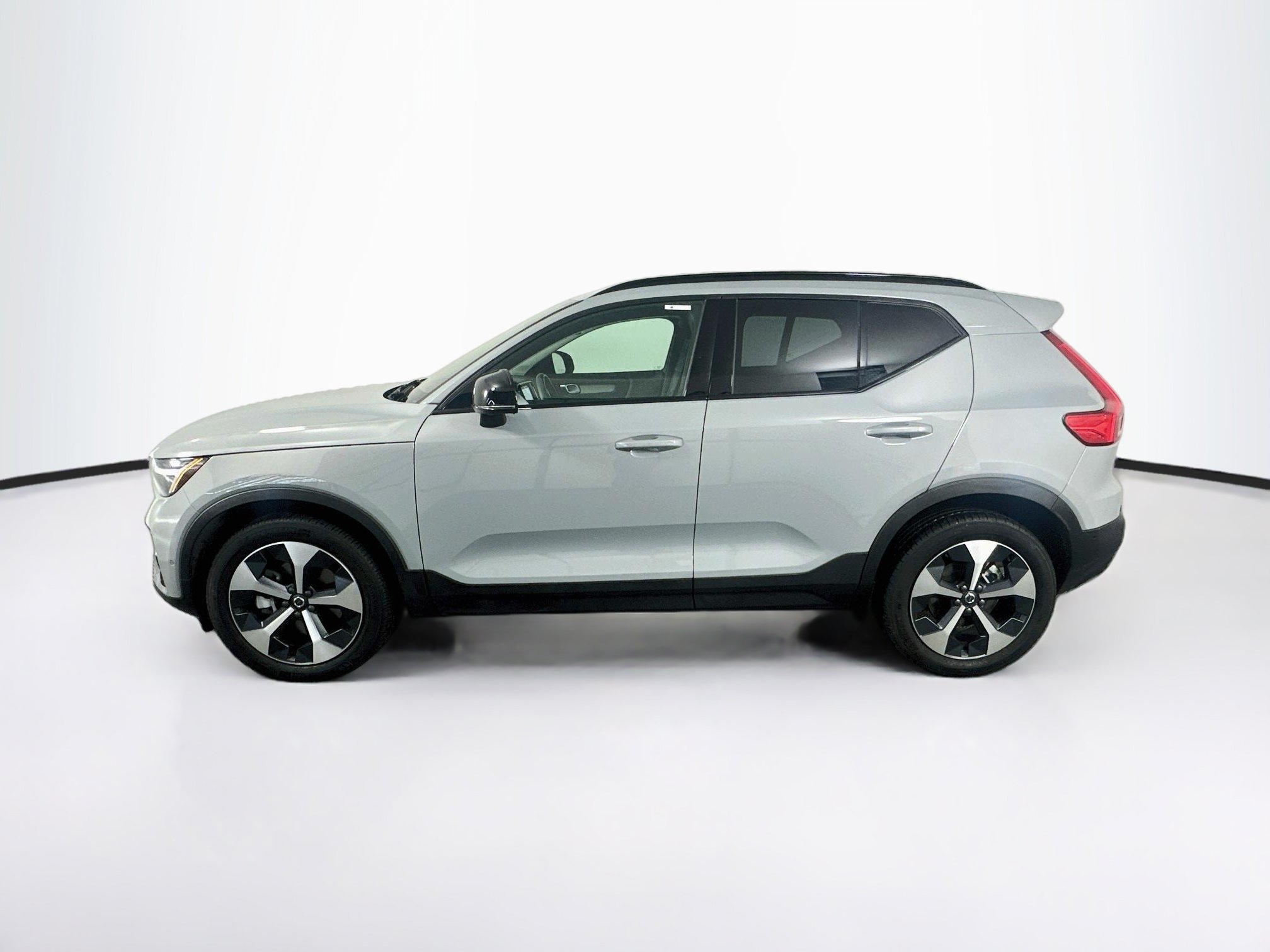 Used 2026 Volvo XC40 B5 Plus AWD/4WD image 4