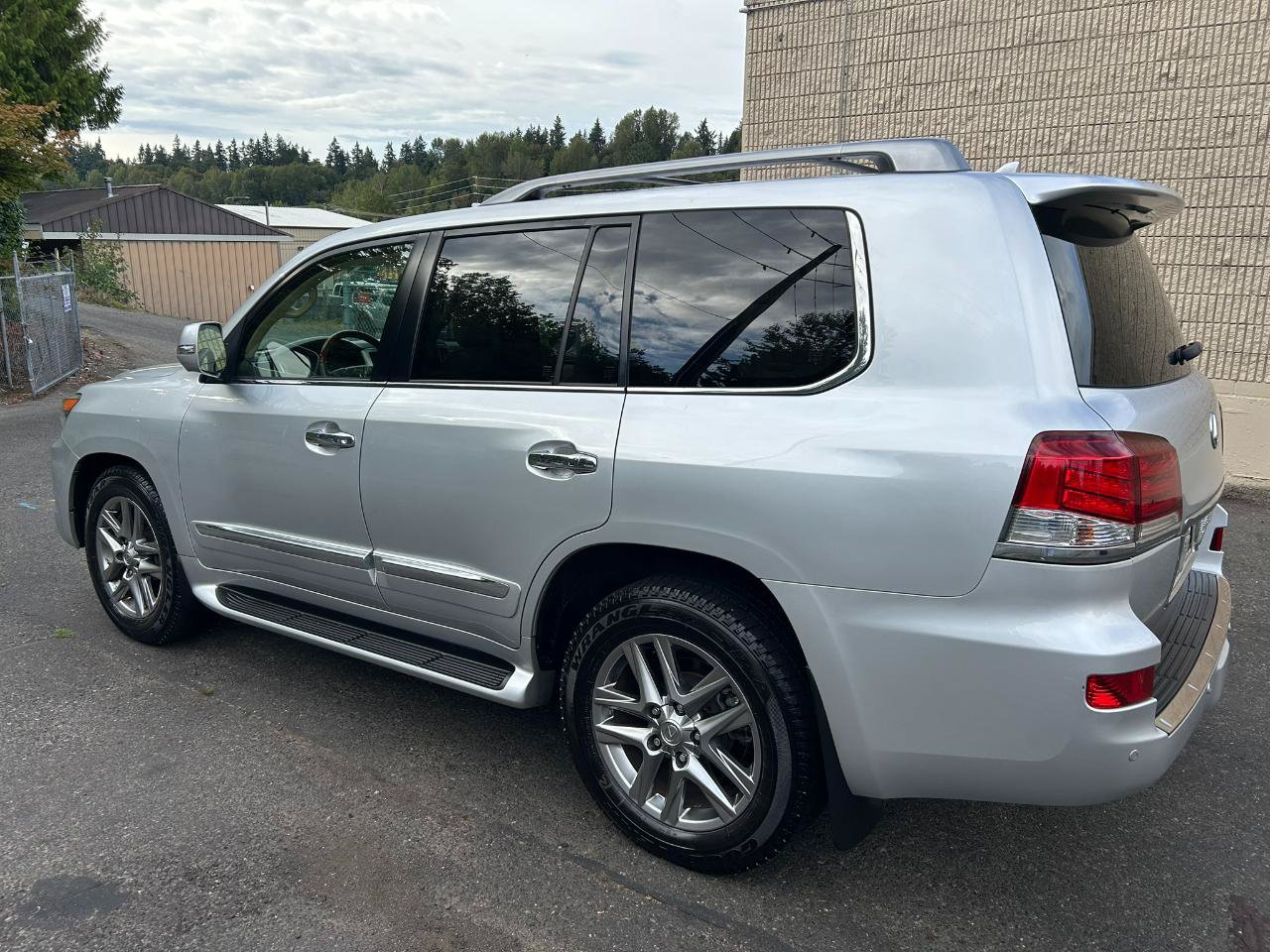 Used 2013 Lexus LX 570 4WD w/ Luxury Pkg image 7