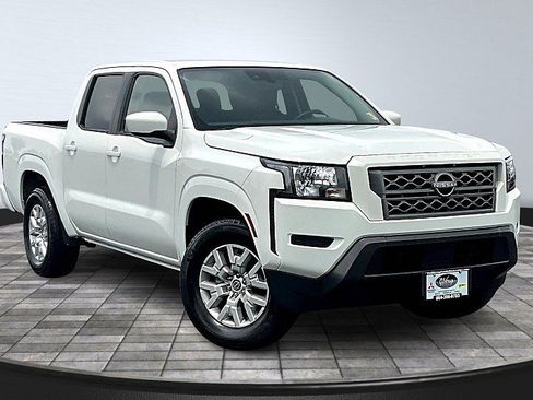 Used 2023 Nissan Frontier SV image 2