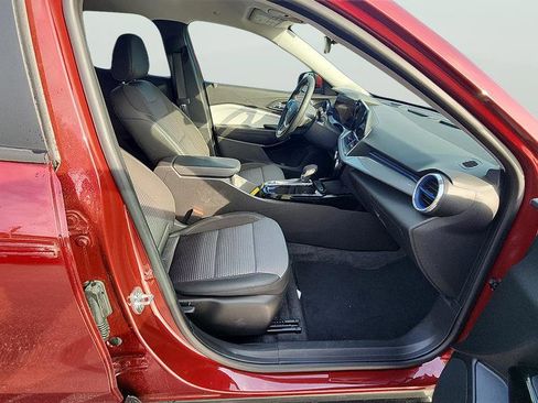 Used 2025 Chevrolet Trax LT w/ LT Convenience Package FWD image 18