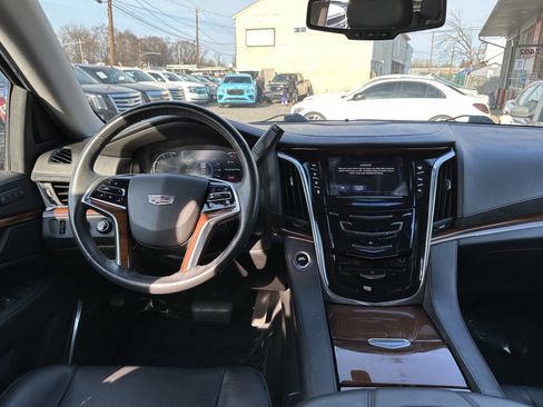 Used 2018 Cadillac Escalade 4WD image 16