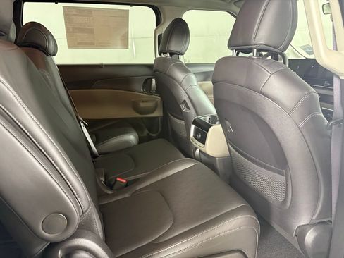New 2026 Kia Carnival EX FWD image 16