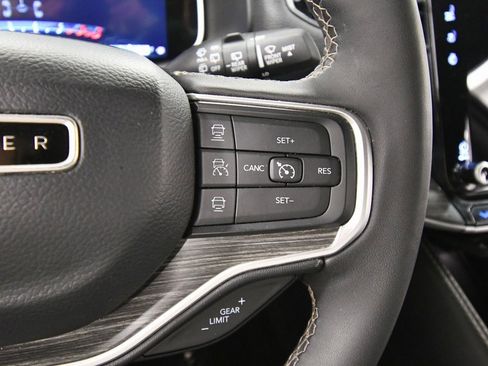 Used 2024 Jeep Wagoneer L Series II w/ Flexible Seating Group image 21