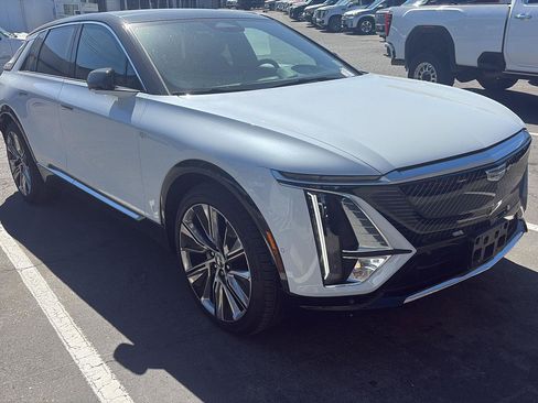 Used 2026 Cadillac Lyriq Signature Luxury AWD/4WD image 12