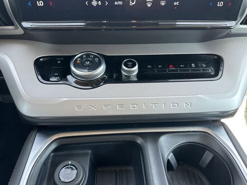 Used 2025 Ford Expedition Active AWD/4WD image 15