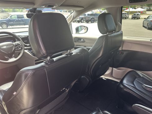 Used 2023 Chrysler Pacifica Touring-L FWD image 20