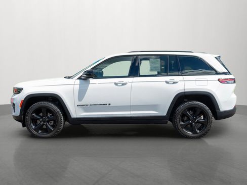 Used 2023 Jeep Grand Cherokee Altitude AWD/4WD image 4