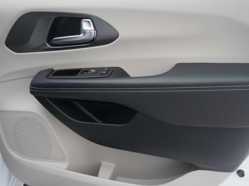 Used 2024 Chrysler Pacifica Touring-L image 9