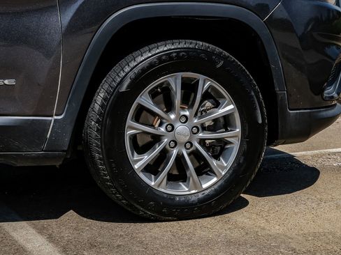 Used 2019 Jeep Cherokee Latitude Plus w/ Comfort/Convenience Group image 64