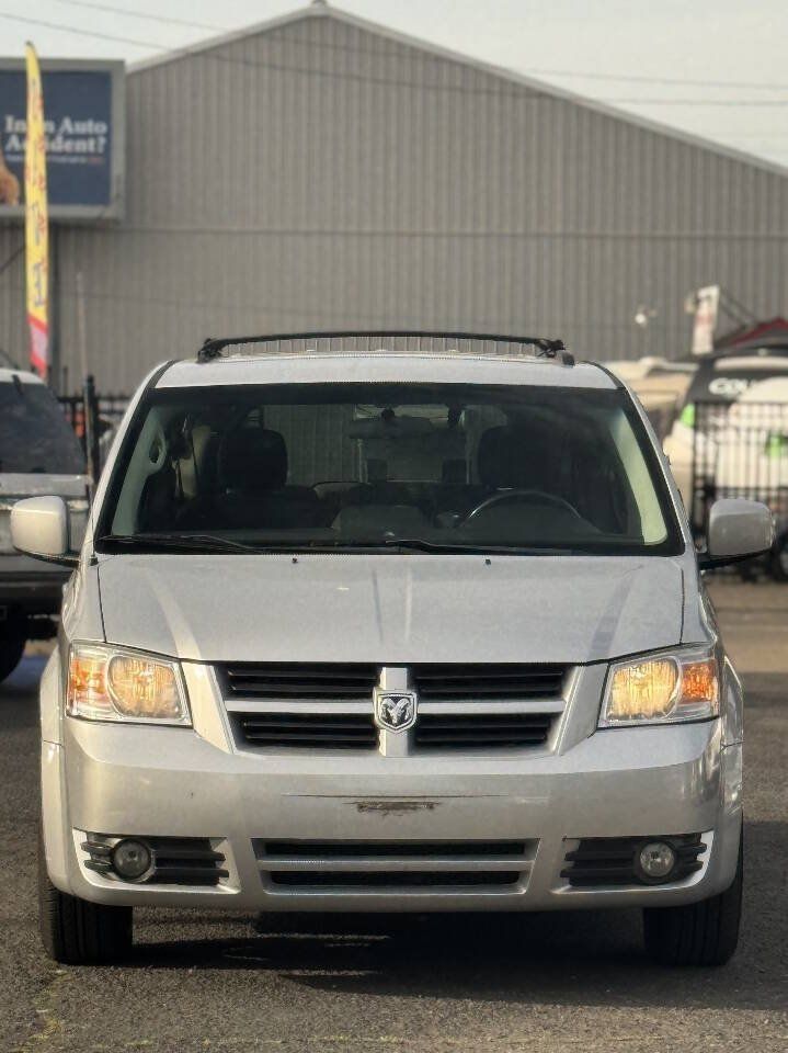 Used 2010 Dodge Grand Caravan SXT FWD image 2