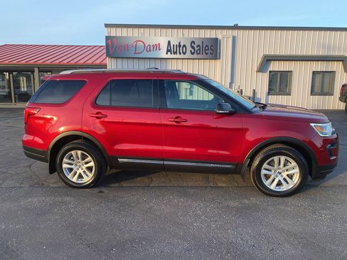 Used 2018 Ford Explorer XLT w/ Equipment Group 202A image 2