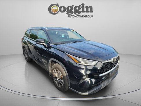 Used 2021 Toyota Highlander XLE AWD/4WD image 7
