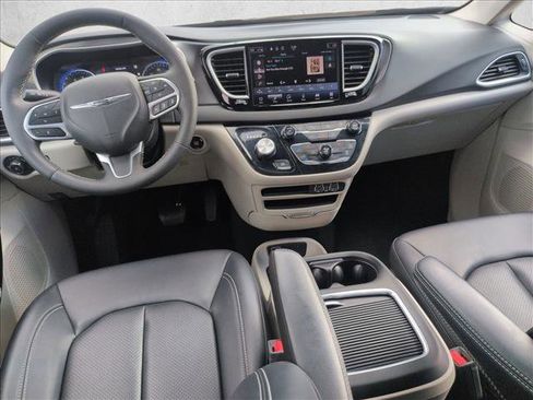 Used 2024 Chrysler Pacifica Touring-L image 17