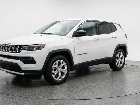 Used 2025 Jeep Compass Latitude image 3