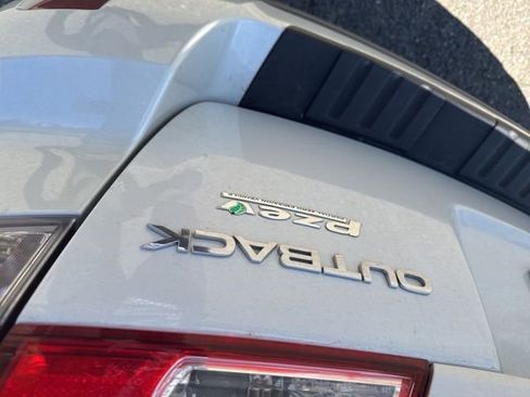 Used 2011 Subaru Outback 2.5i Premium AWD/4WD image 4