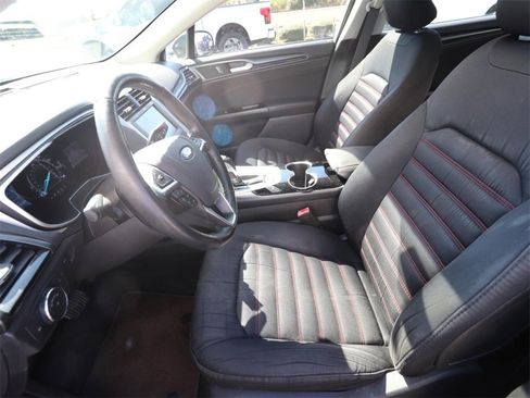 Used 2015 Ford Fusion SE image 2