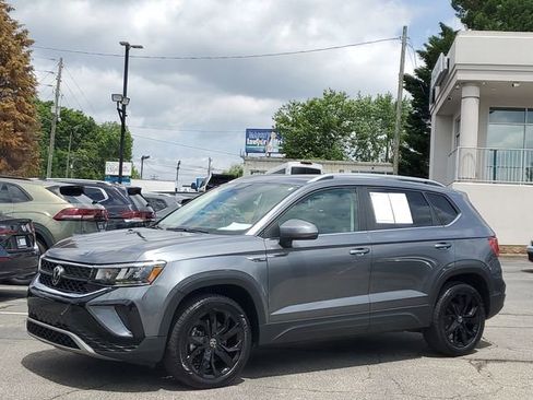 Used 2023 Volkswagen Taos SE w/ Black Wheel Package FWD image 1