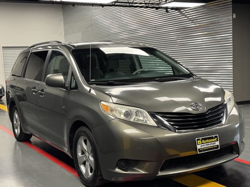 Used 2012 Toyota Sienna LE image 5