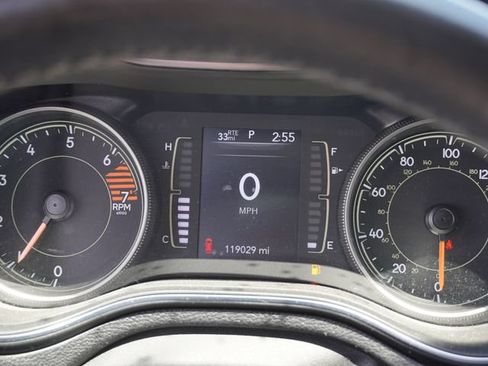 Used 2019 Jeep Cherokee Latitude Plus w/ Comfort/Convenience Group FWD image 24