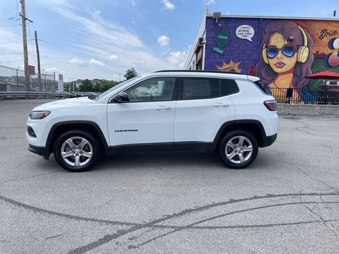Used 2024 Jeep Compass Latitude AWD/4WD image 2