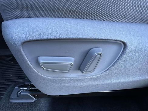 Used 2022 Toyota Highlander LE image 19