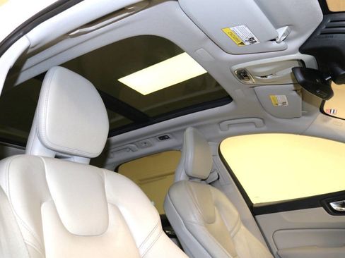 Used 2019 Volvo XC60 T5 Momentum w/ Premium Package image 82