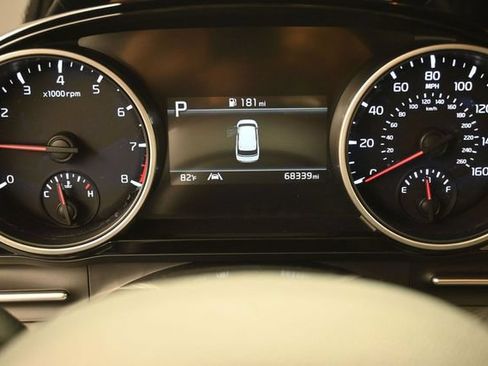 Used 2024 Kia Carnival EX FWD image 9