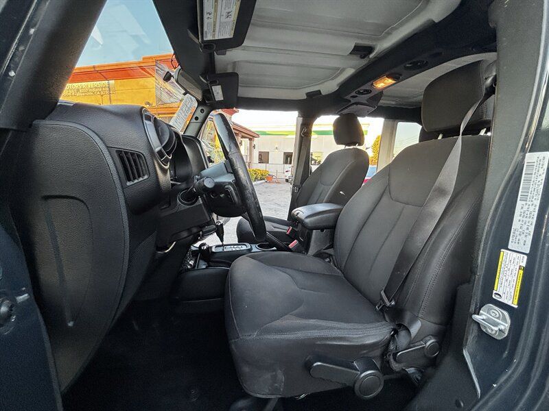 Used 2017 Jeep Wrangler Unlimited Sport w/ Connectivity Group AWD/4WD image 10