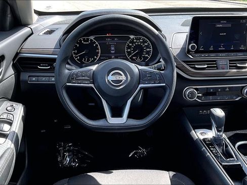 Used 2024 Nissan Altima 2.5 SV FWD image 5