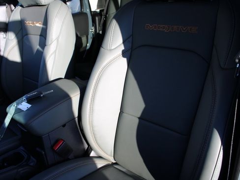 New 2025 Jeep Gladiator Mojave image 22