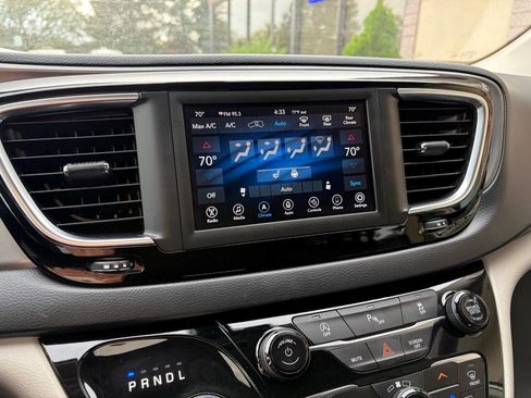 Used 2020 Chrysler Pacifica Touring-L w/ Tire & Wheel Group image 25