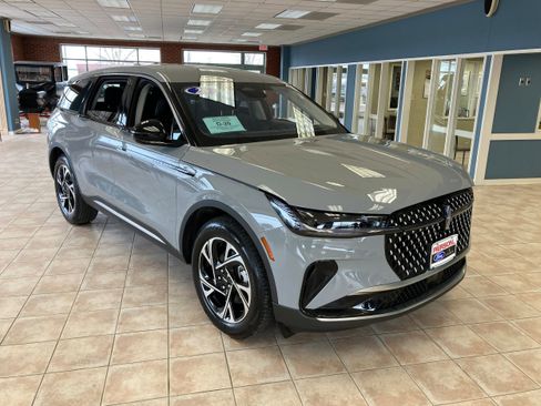 Used 2026 Lincoln Nautilus Premier AWD/4WD image 4