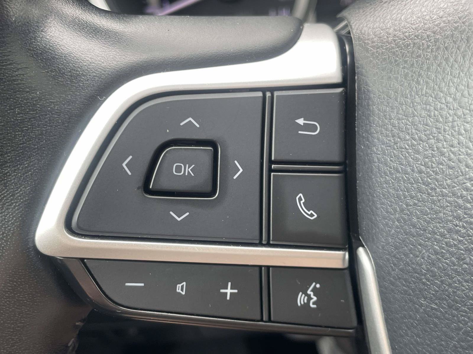 Used 2023 Toyota Highlander XLE FWD image 24