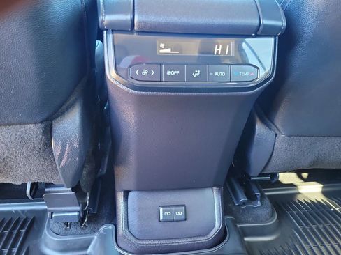Used 2025 Toyota Highlander XLE image 29