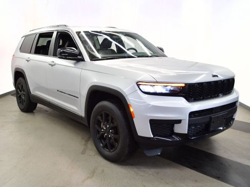 Used 2024 Jeep Grand Cherokee L Laredo AWD/4WD image 2