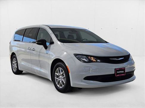 New 2025 Chrysler Voyager LX image 7