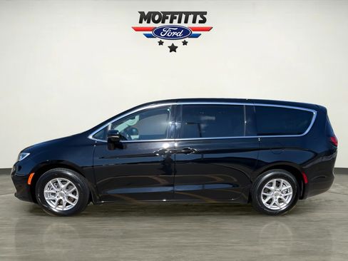 Used 2024 Chrysler Pacifica Touring-L image 2