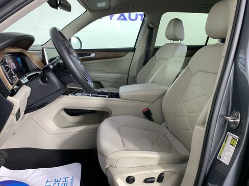 Used 2024 Volkswagen Atlas SE AWD/4WD image 16