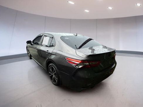 Used 2019 Toyota Camry SE FWD image 3