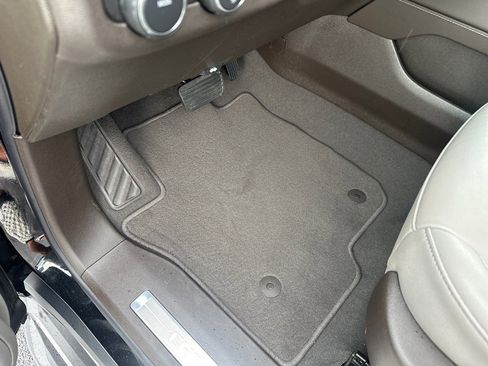 Used 2024 Chevrolet Suburban LT w/ Luxury Package image 17