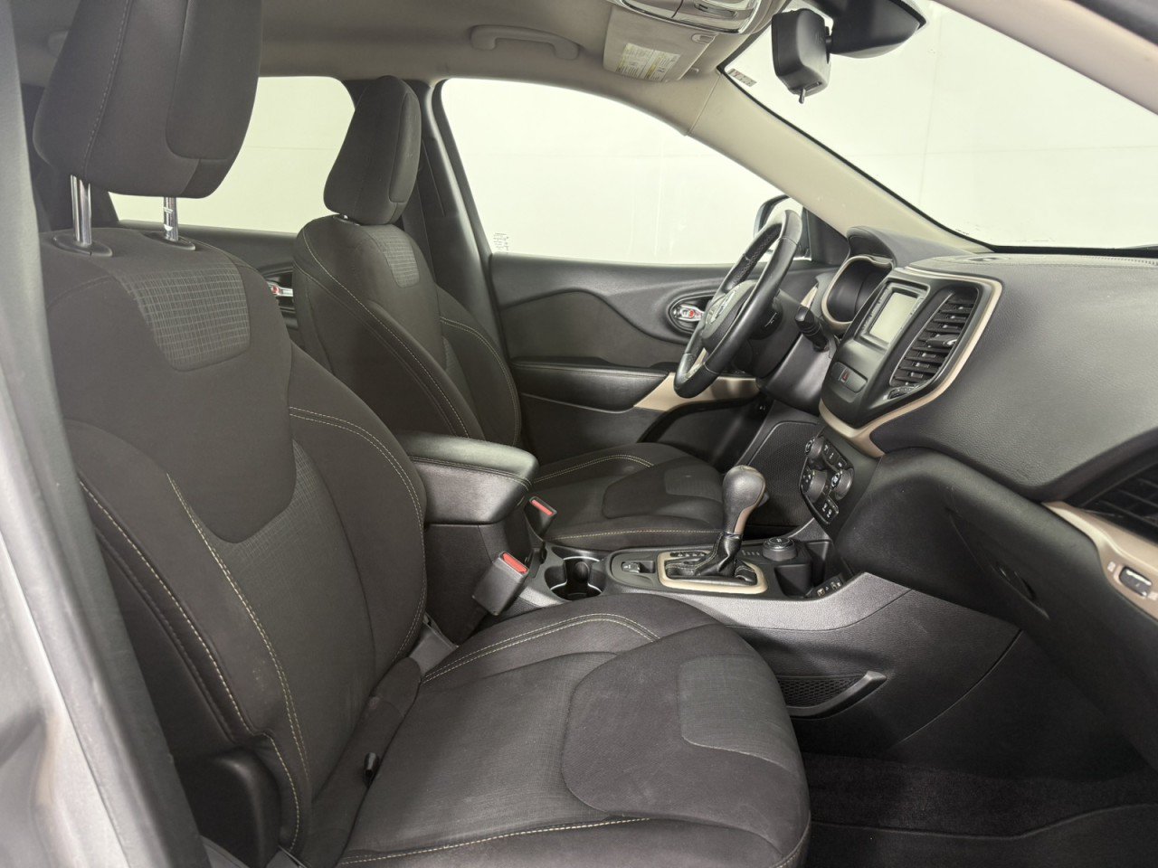 Used 2017 Jeep Cherokee Latitude AWD/4WD image 10