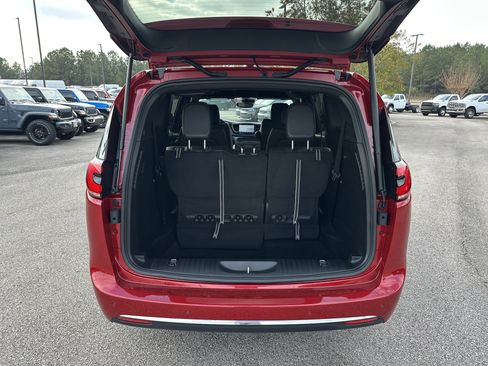 New 2026 Chrysler Pacifica Select image 21