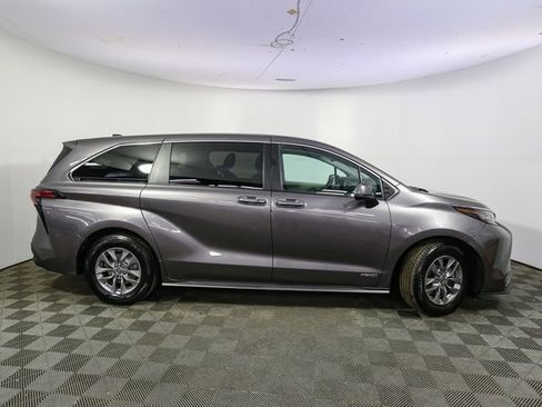 Used 2021 Toyota Sienna LE image 12
