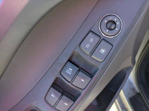 Used 2011 Hyundai Elantra GLS FWD image 9