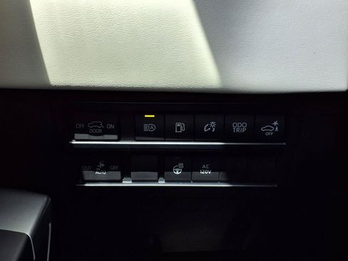 Used 2025 Toyota Sequoia Capstone AWD/4WD image 22