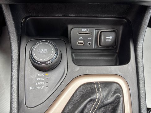 Used 2016 Jeep Cherokee Limited image 35