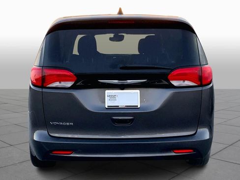 Used 2023 Chrysler Voyager LX image 5