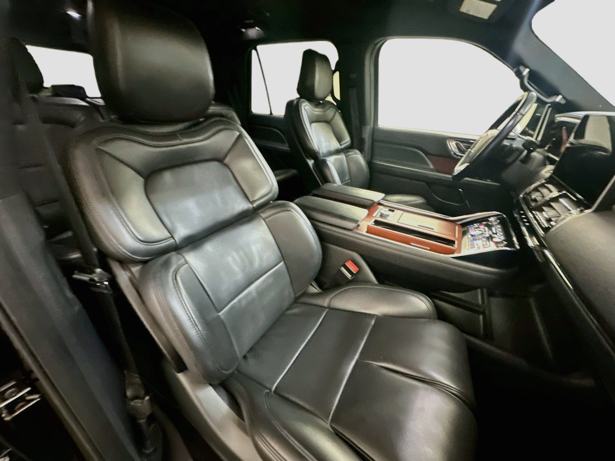 Used 2024 Lincoln Navigator Premiere AWD/4WD image 34
